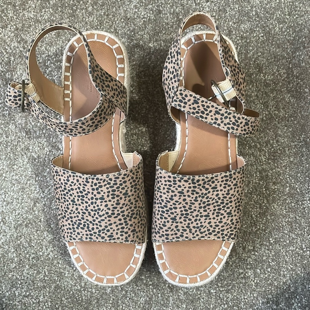 Universal threads leopard print platform sandals size 8
